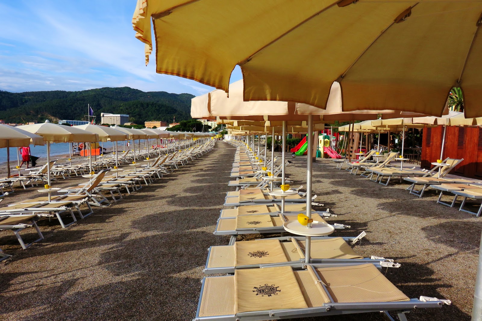 Foto von Spiaggia di Vado Ligure und die siedlung
