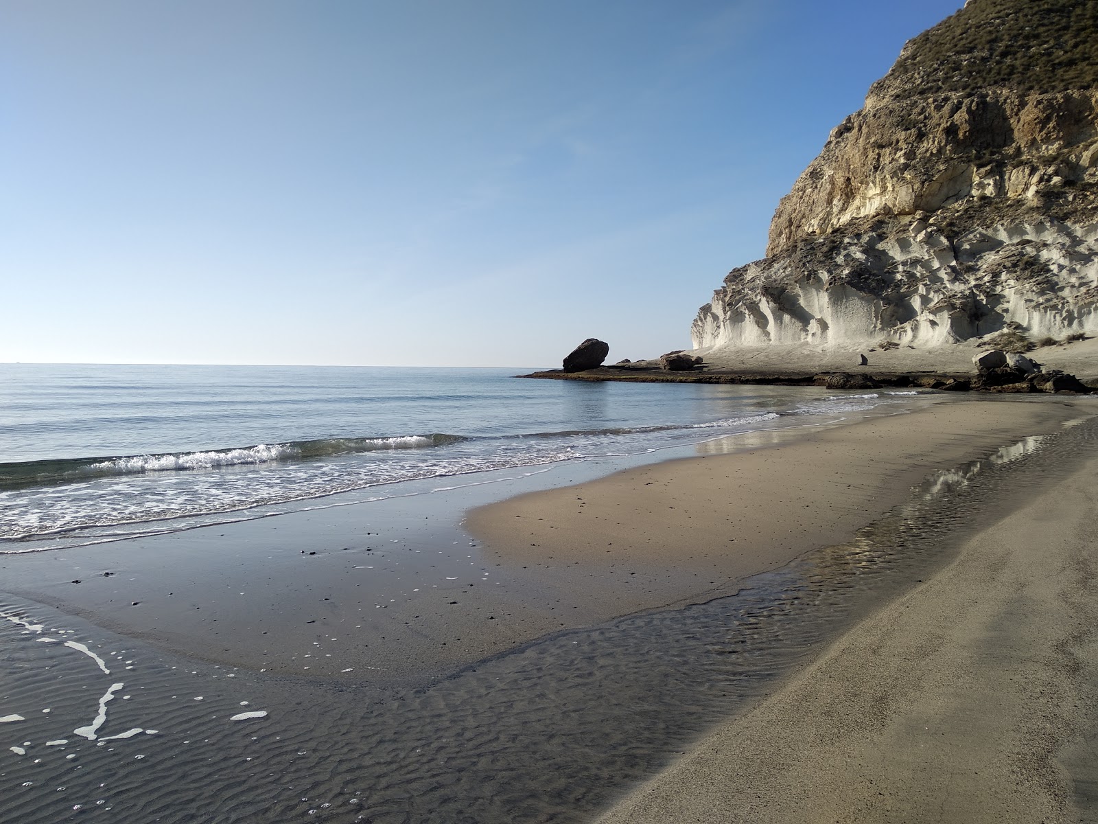 Fotografija Cala de Enmedio z svetel pesek površino
