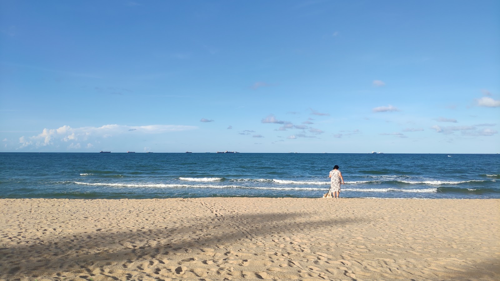 Laem Charoen Beach的照片 带有碧绿色纯水表面