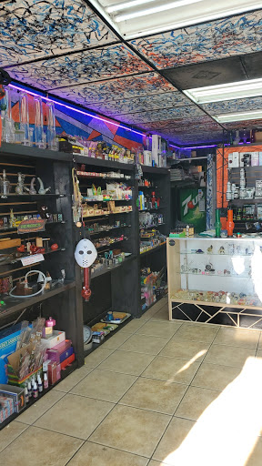Tobacco Shop «18 Plus Vape & Shop», reviews and photos, 4037 Broadway, Kansas City, MO 64111, USA