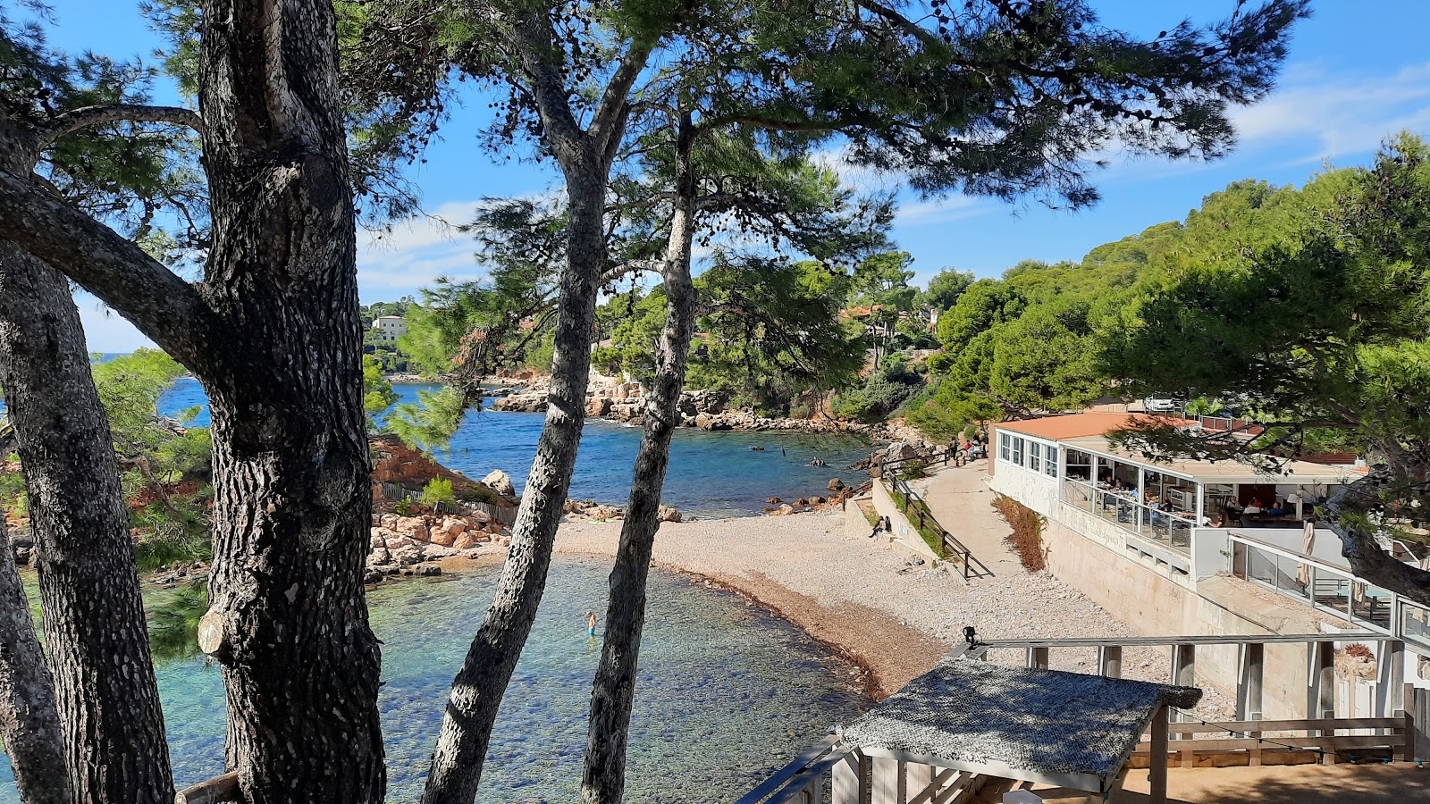 Foto af Le Mediterranee med sten overflade