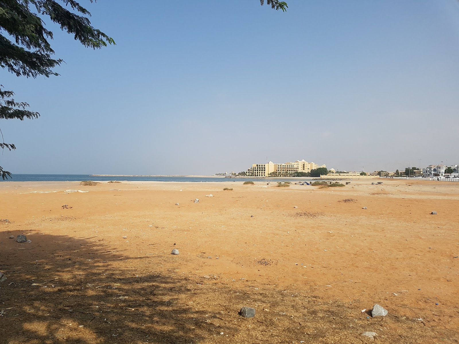 Foto di Rak beach con parzialmente pulito livello di pulizia