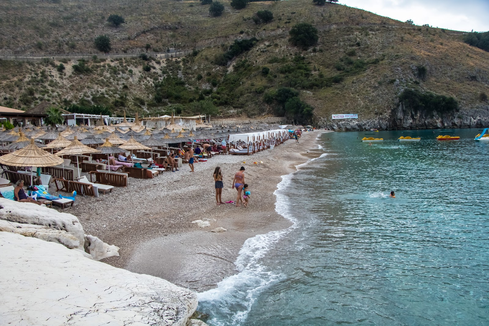 Foto de Llaman Beach rodeado por montanhas