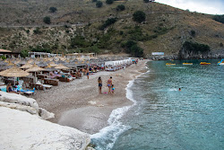 Foto de Llaman Beach rodeado por montanhas