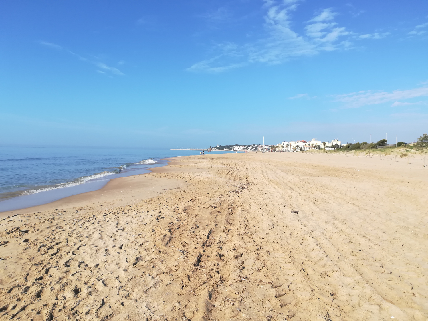 Photo de Playa Torredembarra avec droit et long