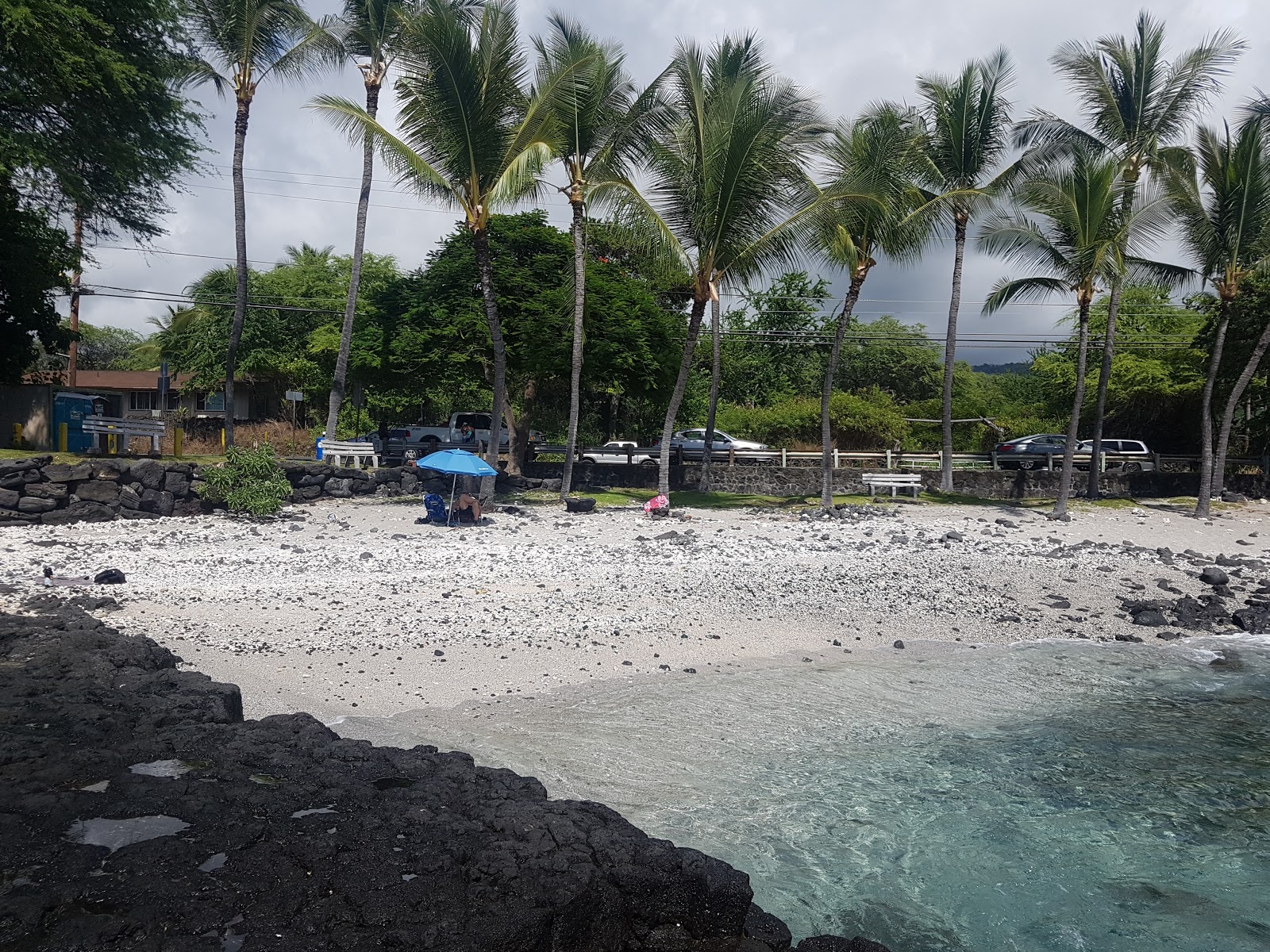Foto di Pahoehoe Beach con una superficie del sabbia beige e rocce