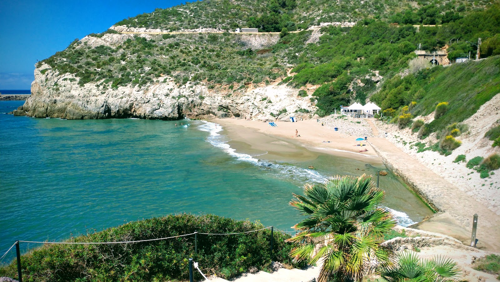 Photo de Cala Morisca avec sable brun de surface