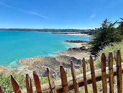 Photo de Corps de Garde Beach entouré de montagnes