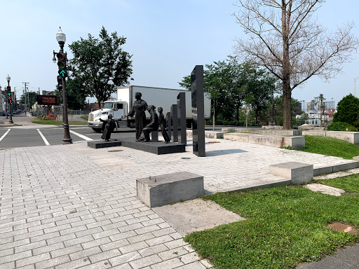 Monument en Hommage aux Soeurs de la Charité de Québec