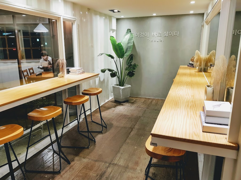 來福咖啡 Life Cafe/高架橋下網球場對面的停車場內中間白色貨櫃屋 的照片