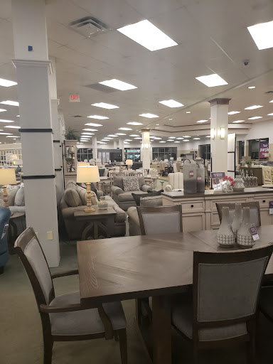 Furniture Store «Raymour & Flanigan Furniture and Mattress Store», reviews and photos, 895 E Gate Blvd, Garden City, NY 11530, USA