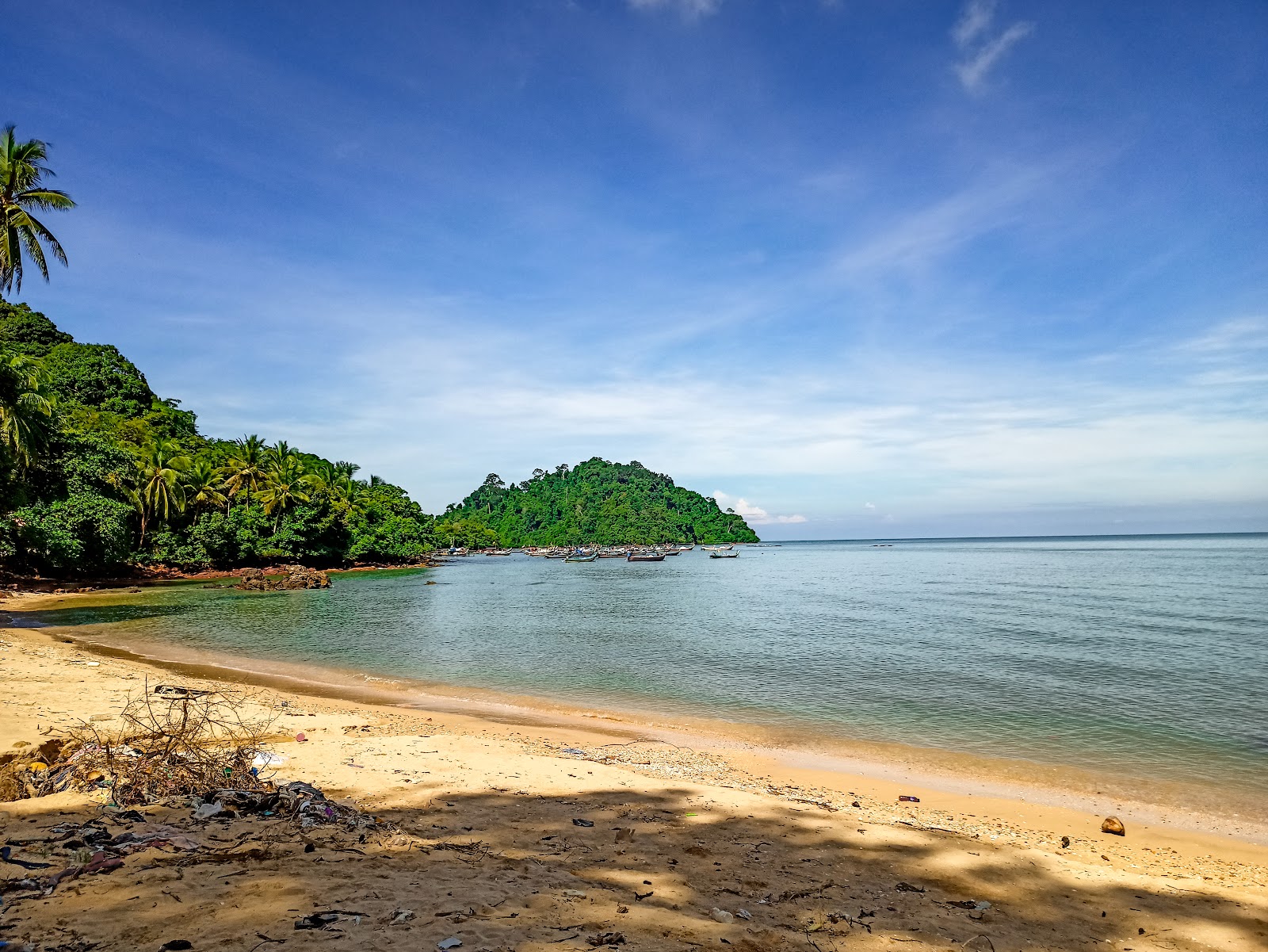 Sayak Island Beach的照片 带有碧绿色纯水表面