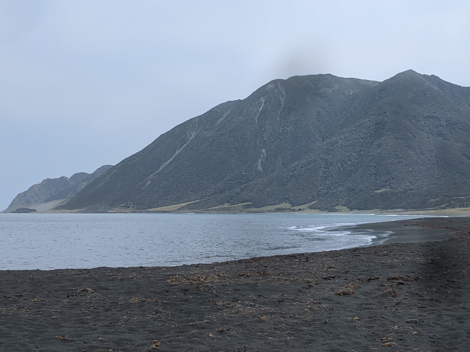 Foto van White Rock Beach ondersteund door kliffen