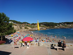 Paxarinas beach'in fotoğrafı dağlarla çevrili