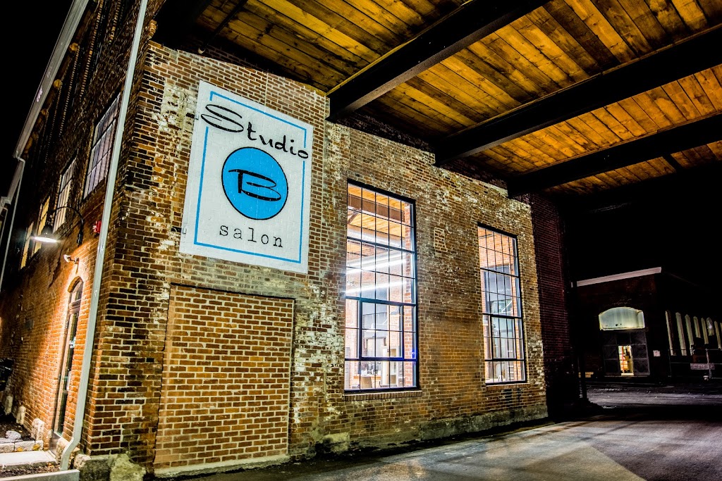Studio B Salon 02886