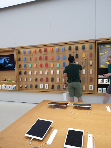 Computer Store «Apple Crabtree Valley Mall», reviews and photos, 4325 Glenwood Ave, Raleigh, NC 27612, USA