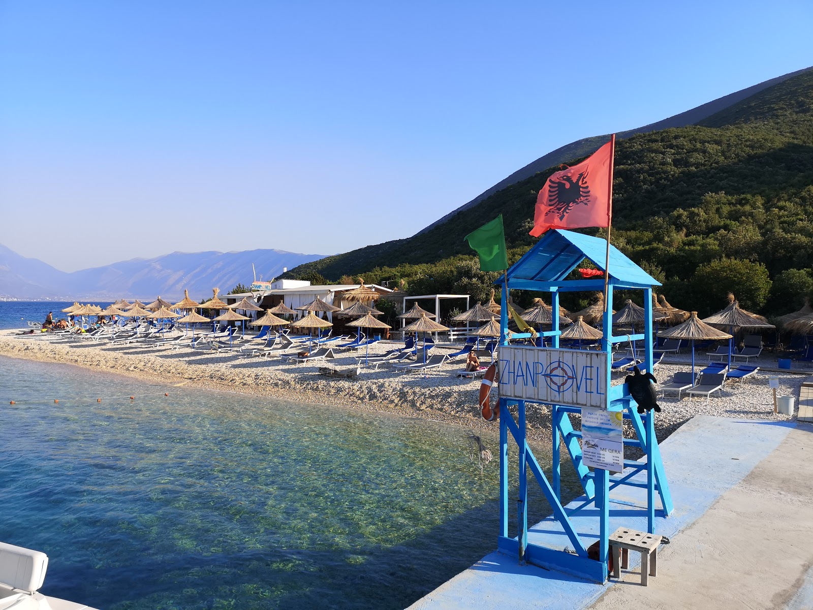 Zhanpovel Bay'in fotoğrafı uçurumlarla desteklenmiş