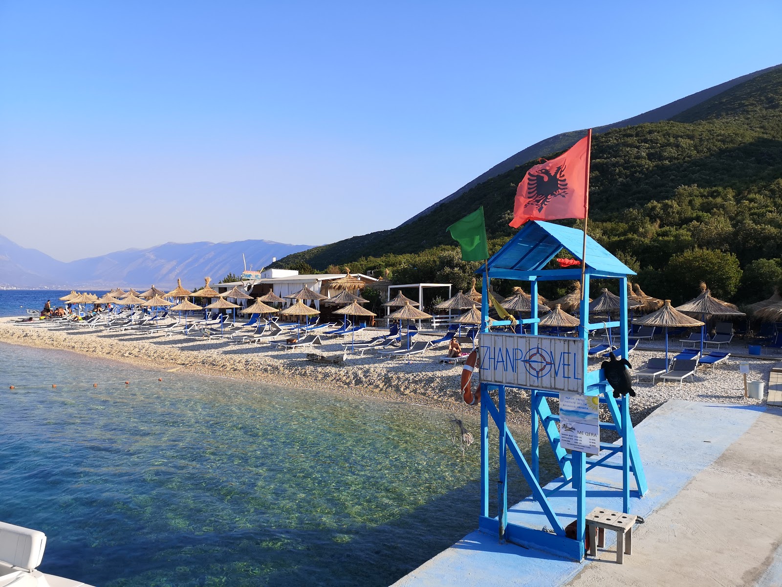 Foto von Zhanpovel Bay und seine wunderschöne Landschaft