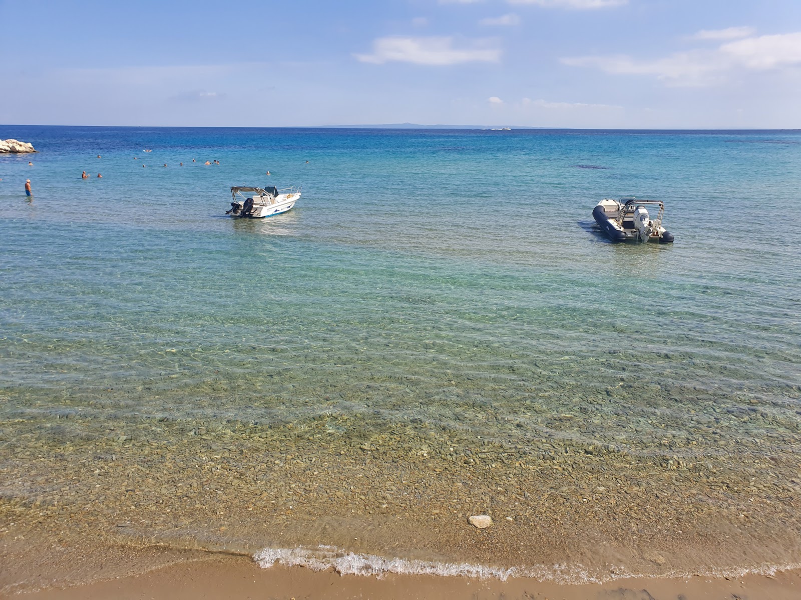 Foto van Gaidaros beach met blauw puur water oppervlakte