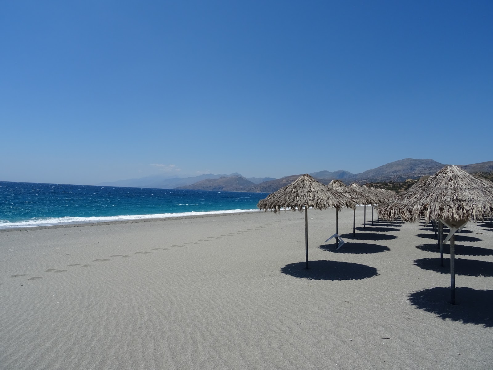 Foto av Triopetra beach med lång rak strand
