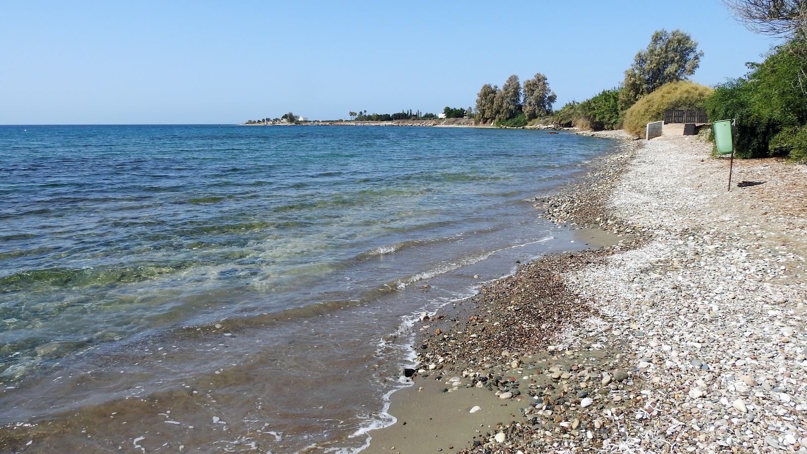 Foto di Filiotis Beach con una superficie del sabbia grigia e ciottoli