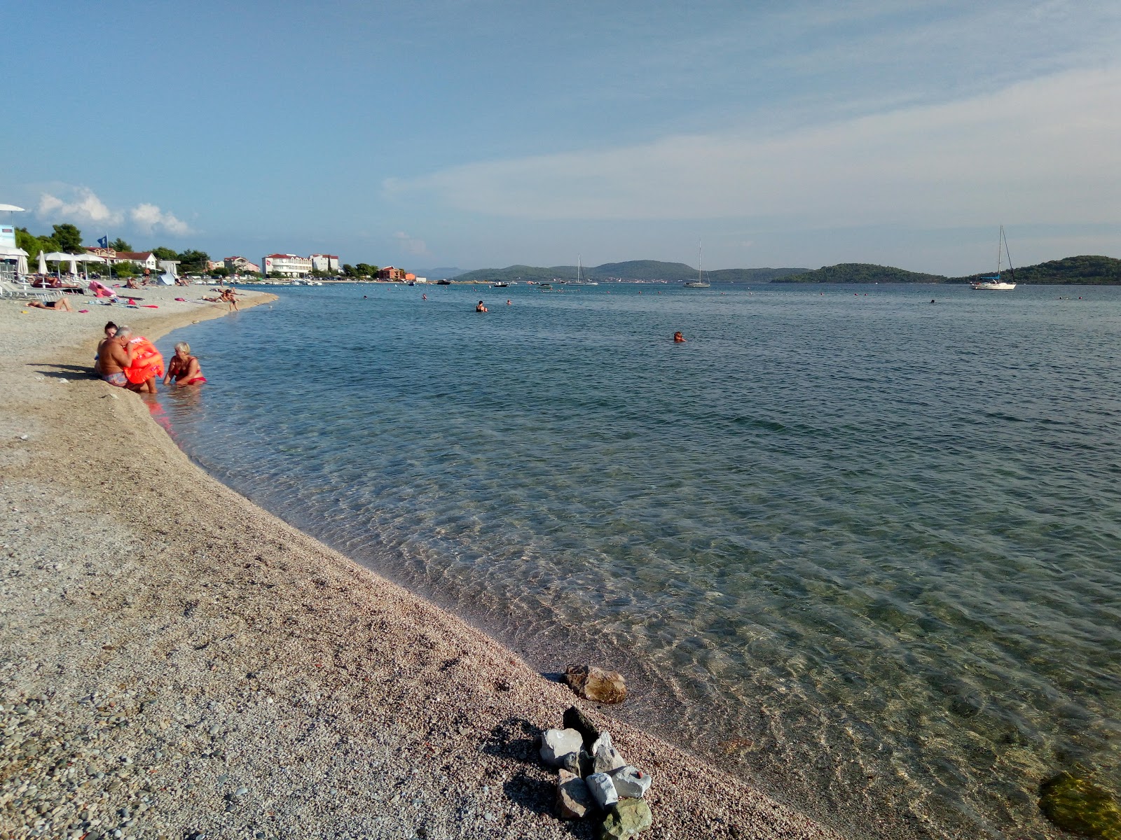 Foto av Srima beach med rymlig bukt