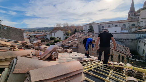 SA Toiture Toulouse - Artisan charpentier couvreur zingueur Toulouse : démoussage, nettoyage, isolation, rénovation toiture, pose velux, pose gouttière, pose charpente et couverture