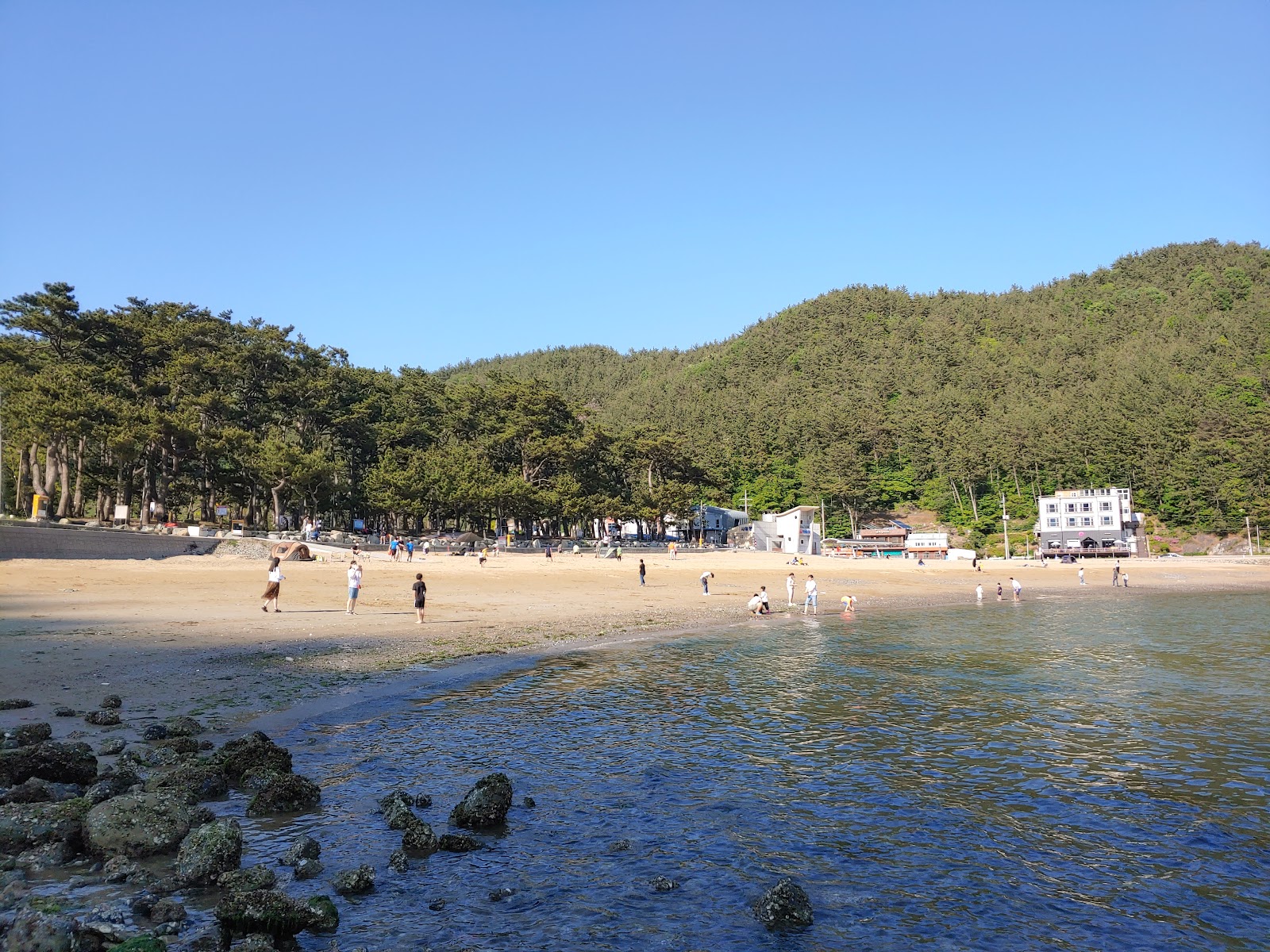 Foto av Bangjukpo Beach omgiven av berg