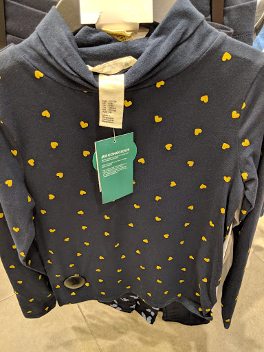 Clothing Store «H&M», reviews and photos, 8518 Fenton St, Silver Spring, MD 20910, USA