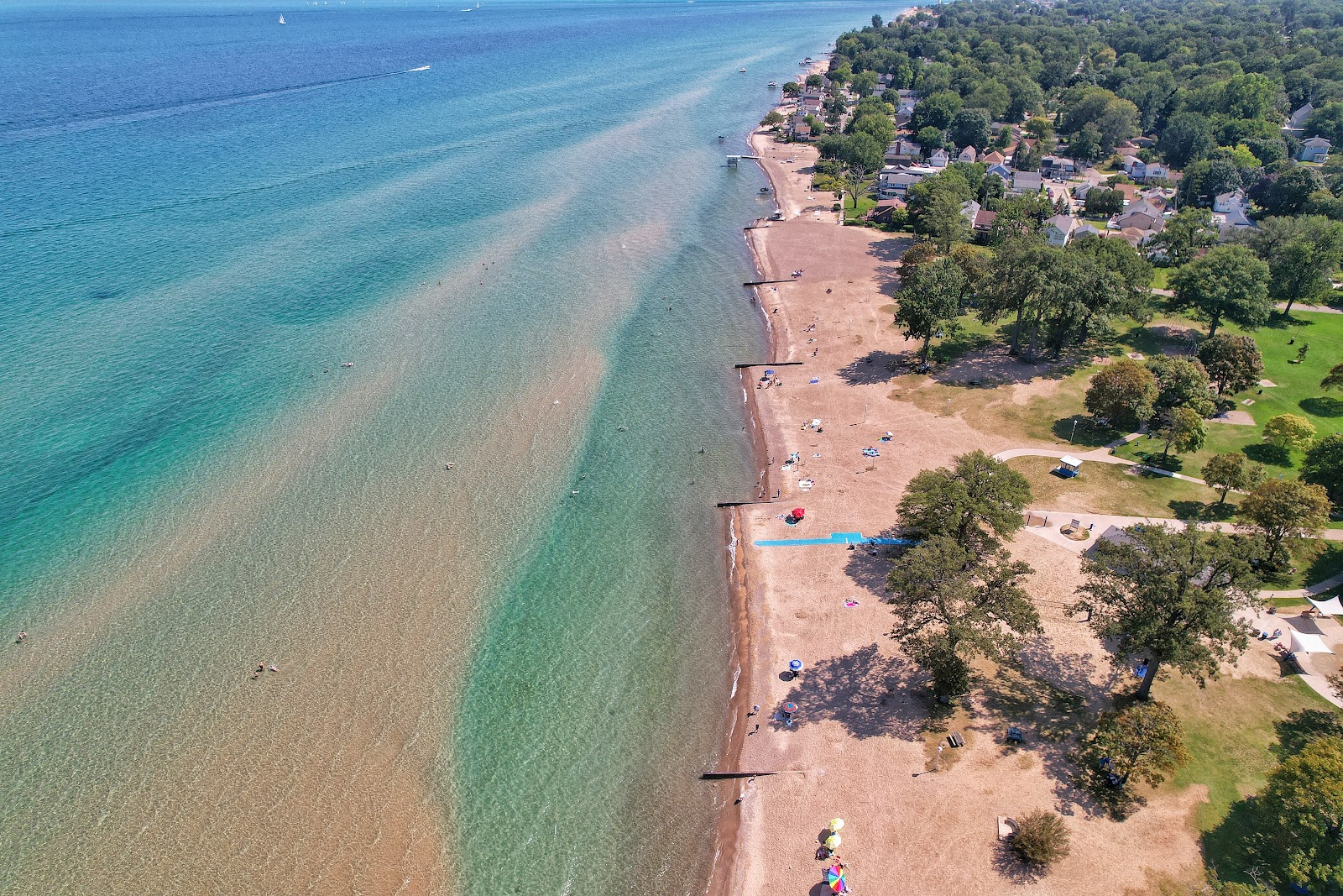 Fotografie cu Lakeside Beach cu o suprafață de apa pură turcoaz