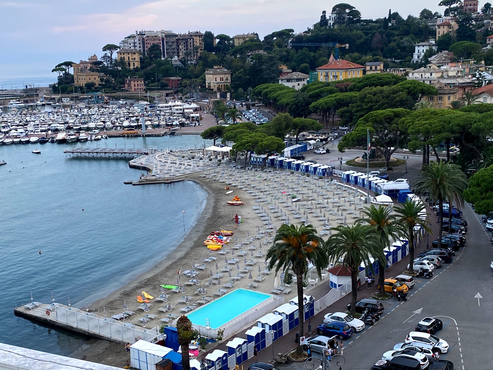 Photo de Bagni Lido and Flora, Rapallo protégé par des falaises