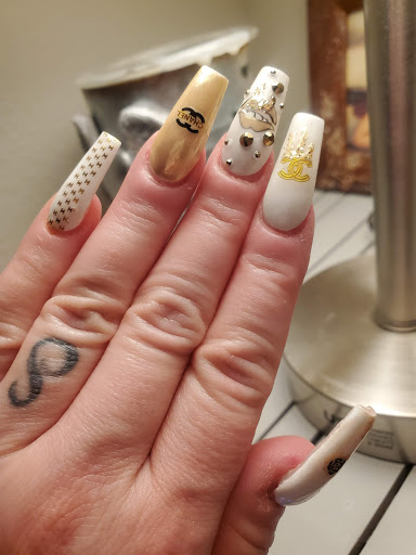 Molo's nails