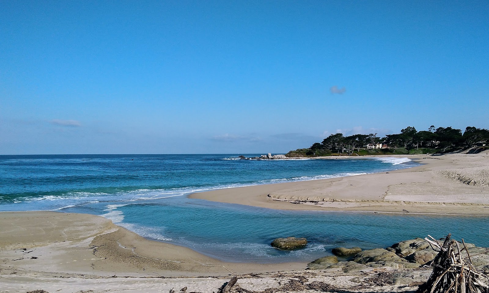Fotografie cu Carmel River Beach - locul popular printre cunoscătorii de relaxare