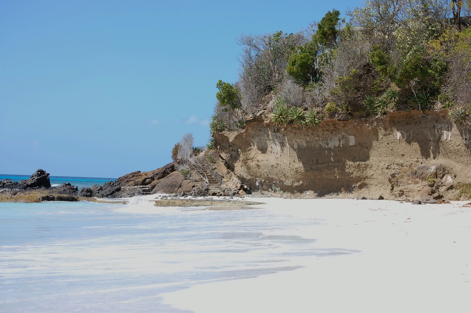 Lagoon beach的照片 带有明亮的细沙表面