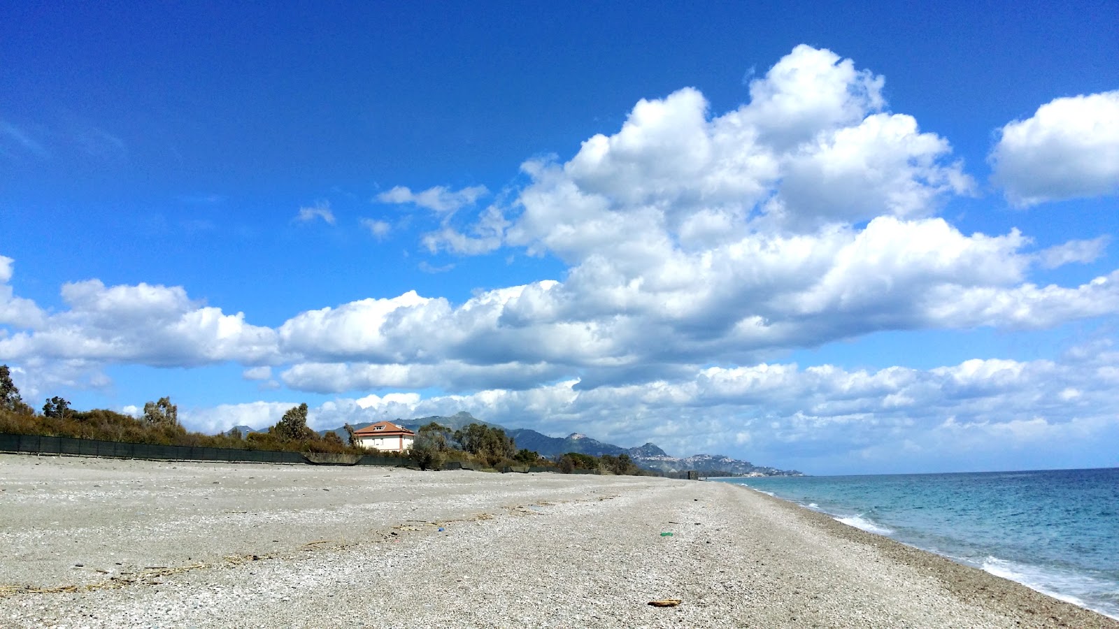 Foto av Spiaggia Fondachello med lång rak strand