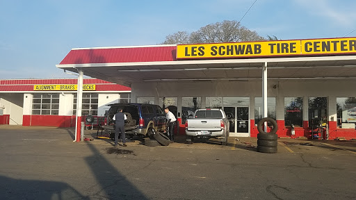 Tire Shop «Les Schwab Tire Center», reviews and photos, 1710 Monmouth St, Independence, OR 97351, USA