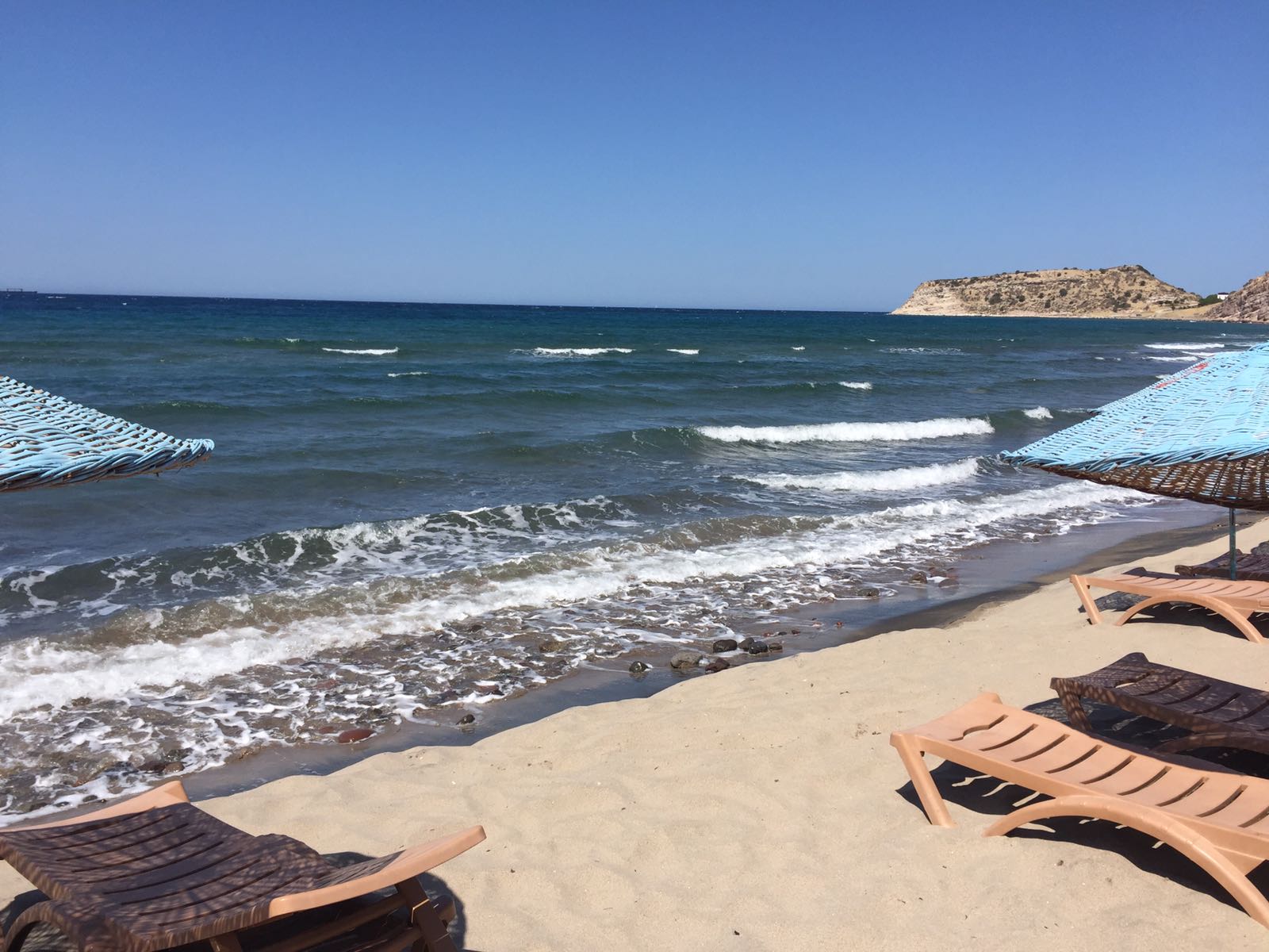 Photo de Akliman beach protégé par des falaises