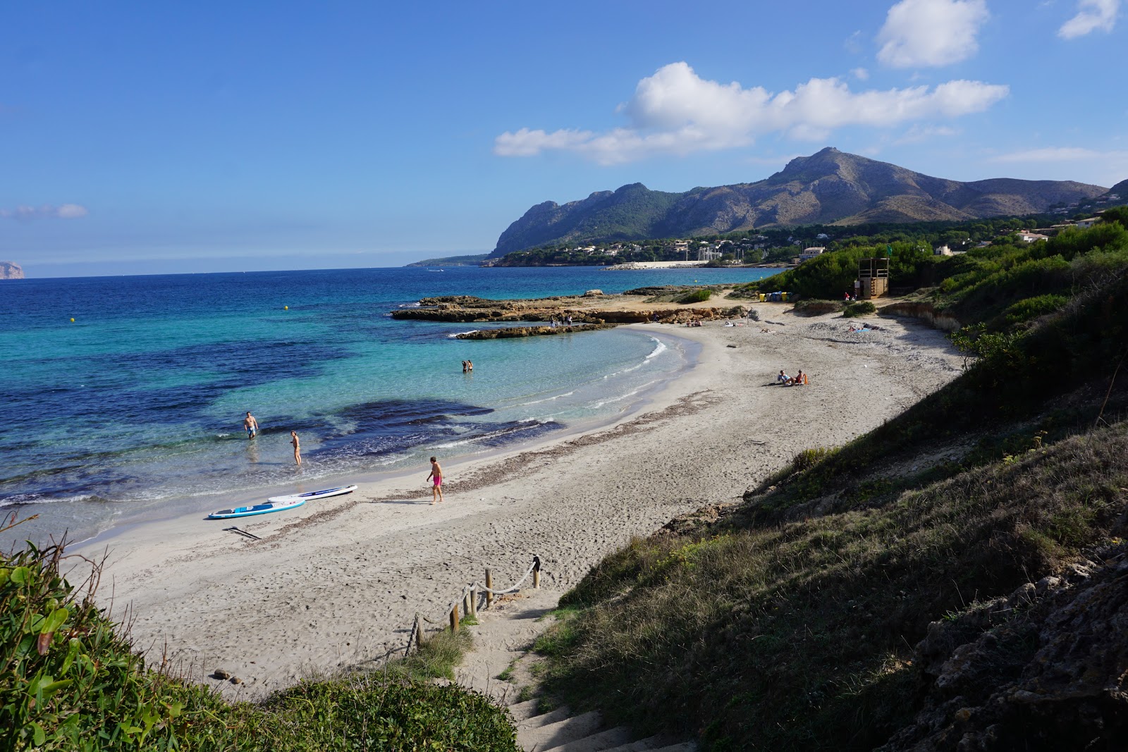 Foto von Sant Joan Strand mit feiner beiger sand Oberfläche