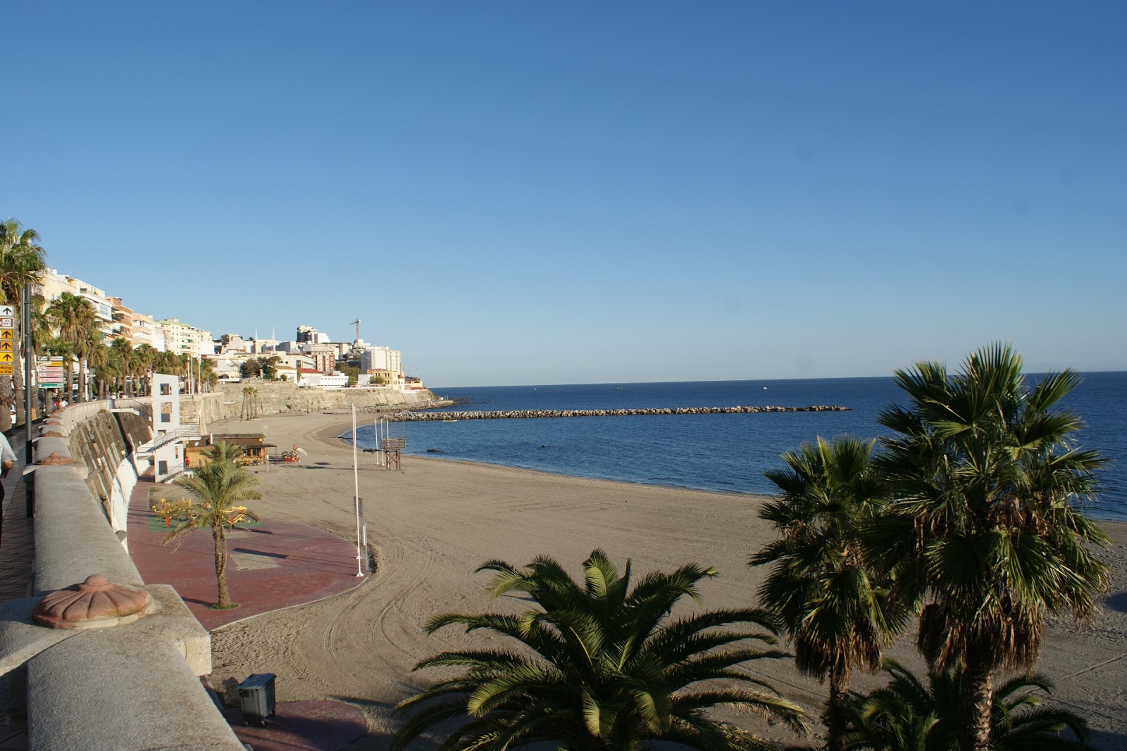 Photo de Playa de la Ribera avec petite baie