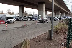 Parkplatz unter der Zoobrücke image