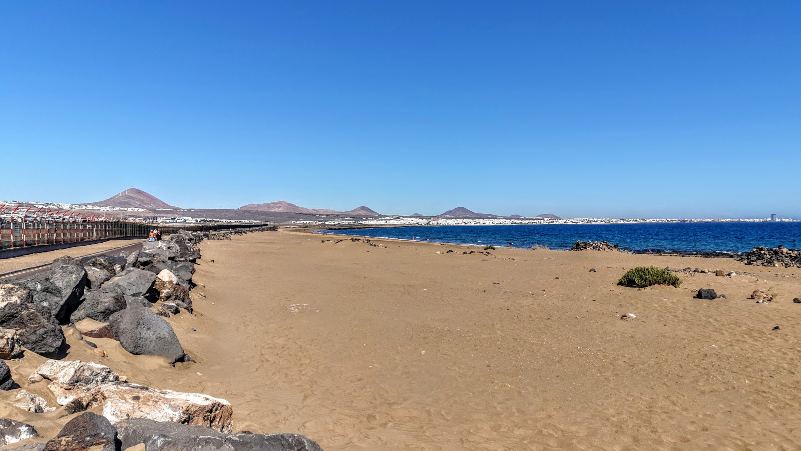 Valokuva Playa de Guasimetaista. pinnalla ruskea hiekka:n kanssa