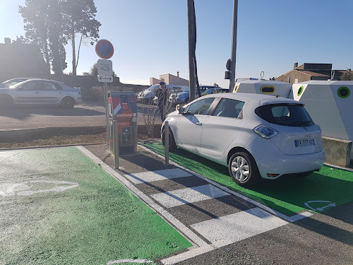 Borne de recharge de véhicules électriques larecharge Charging Station Saint-Mitre-les-Remparts