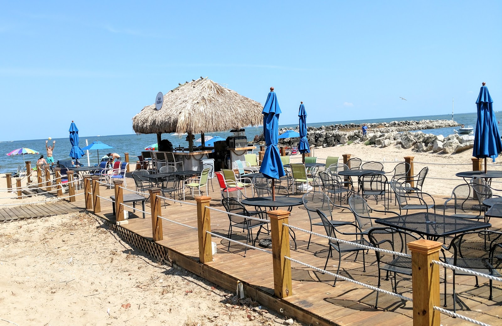 Foto von The Shores Club Beach und die siedlung