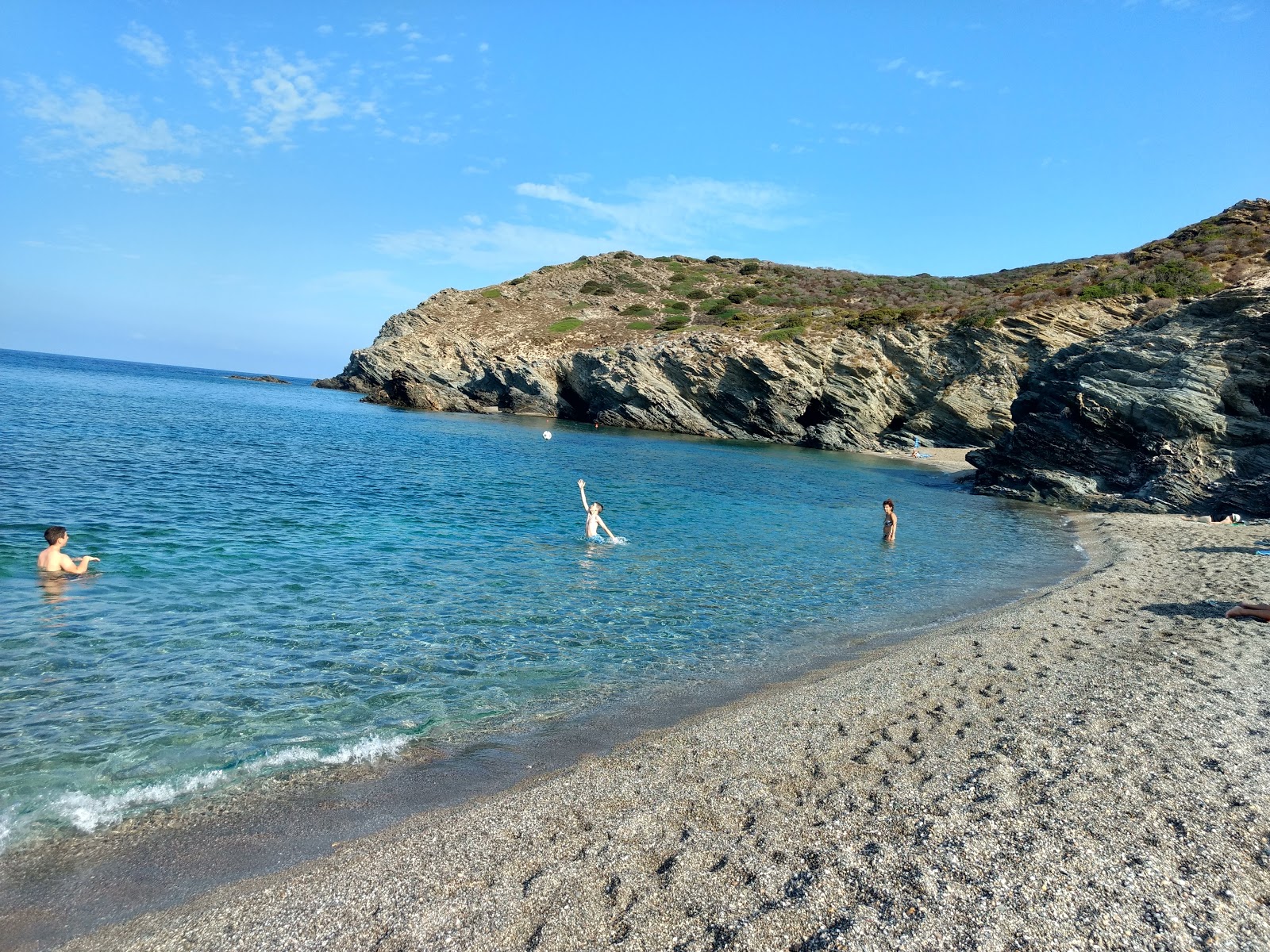 Cala dell'Argentiera'in fotoğrafı uçurumlarla desteklenmiş