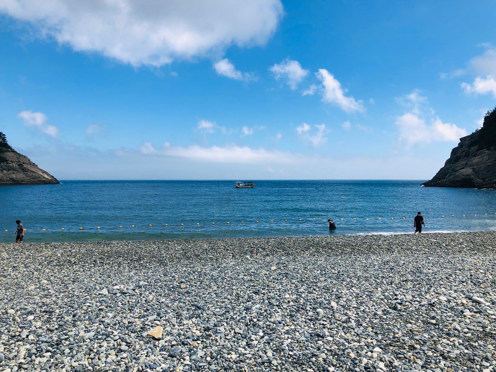 Foto von Hammok Beach von Klippen umgeben
