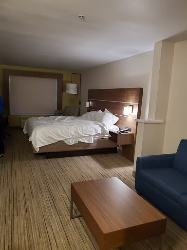 Holiday Inn Express & Suites Porterville, an IHG Hotel image