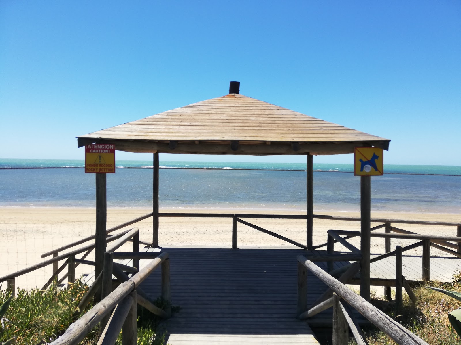 Photo de Playa el Camaleon avec rivage droit, long