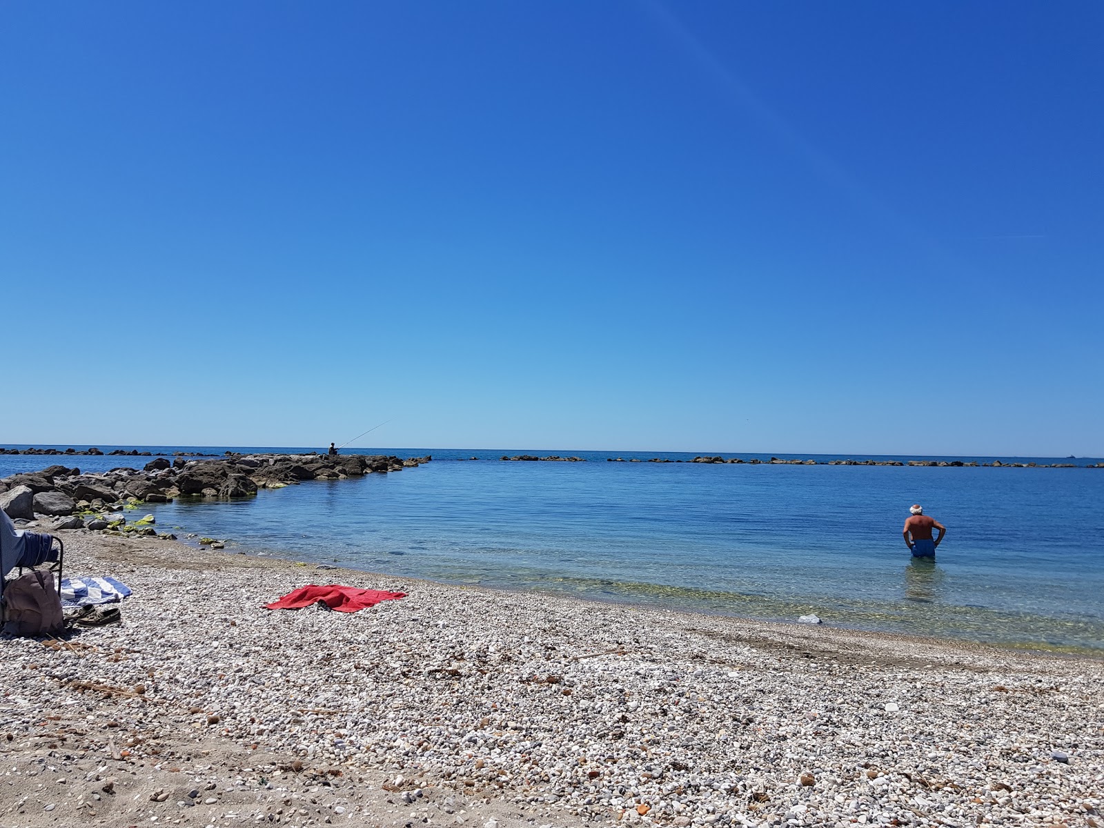 Foto di Spiaggia Marina Di Massa con una superficie del acqua blu