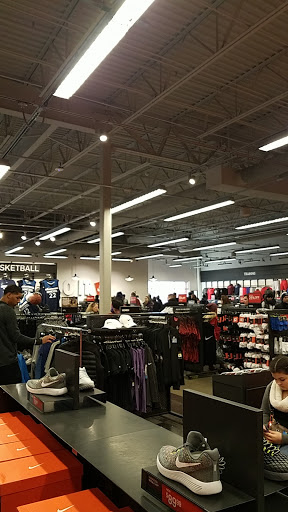 Clothing Store «Nike Factory Store», reviews and photos, 3905 Eagan Outlets Pkwy #200, Eagan, MN 55122, USA