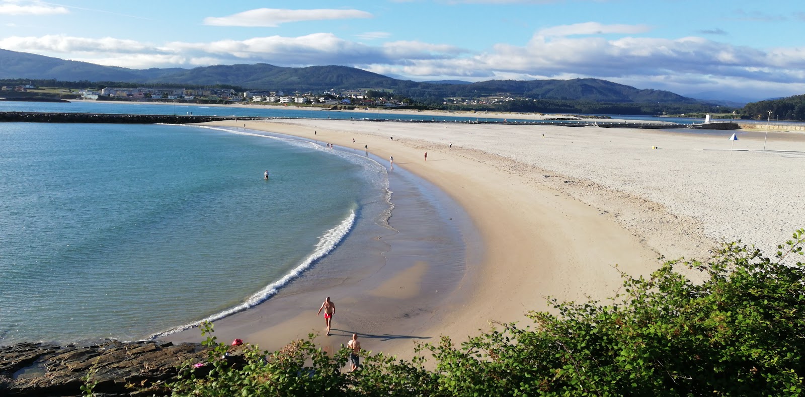 Foto di Praia da Rapadoira con una superficie del sabbia beige fine